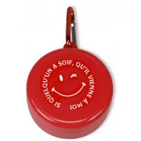 Verre de voyage rouge, si quelqu'un a soif