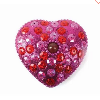 Boîte en forme de coeur avec perles roses