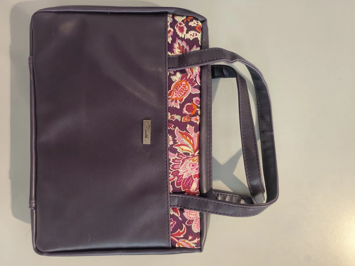 Fourre Bible M "Faith" - Violette avec motifs - style sac à main